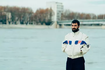 Portrait d'Ahmet Öğüt pendant sa résidence à LUMA Arles