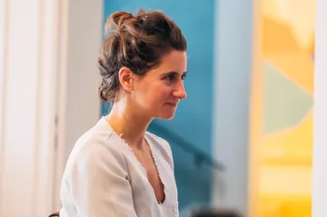 Portrait d'Anna Colin pendant sa résidence à LUMA Arles