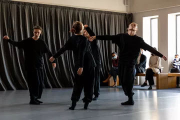 Des danseurs répètent leur chorégraphie devant du public