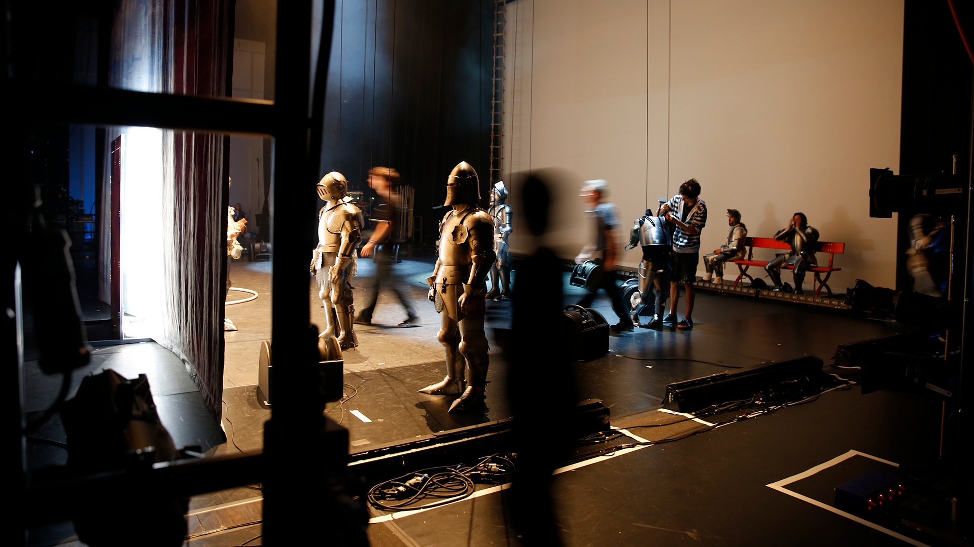 Un viaggio dietro le quinte del teatro per arrivare al palcoscenico