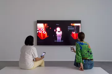 Personnes interagissant avec l'oeuvre de Ian Cheng - Life after BOB