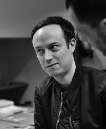 Portrait de Yuri Pattison pendant sa résidence à LUMA Arles