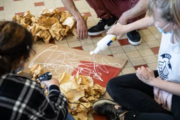 Élèves travaillant sur leur projet « Les créatifs : l’art en classe ! »