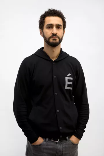 Portrait de Mohamed Bourouissa pendant sa résidence à LUMA Arles